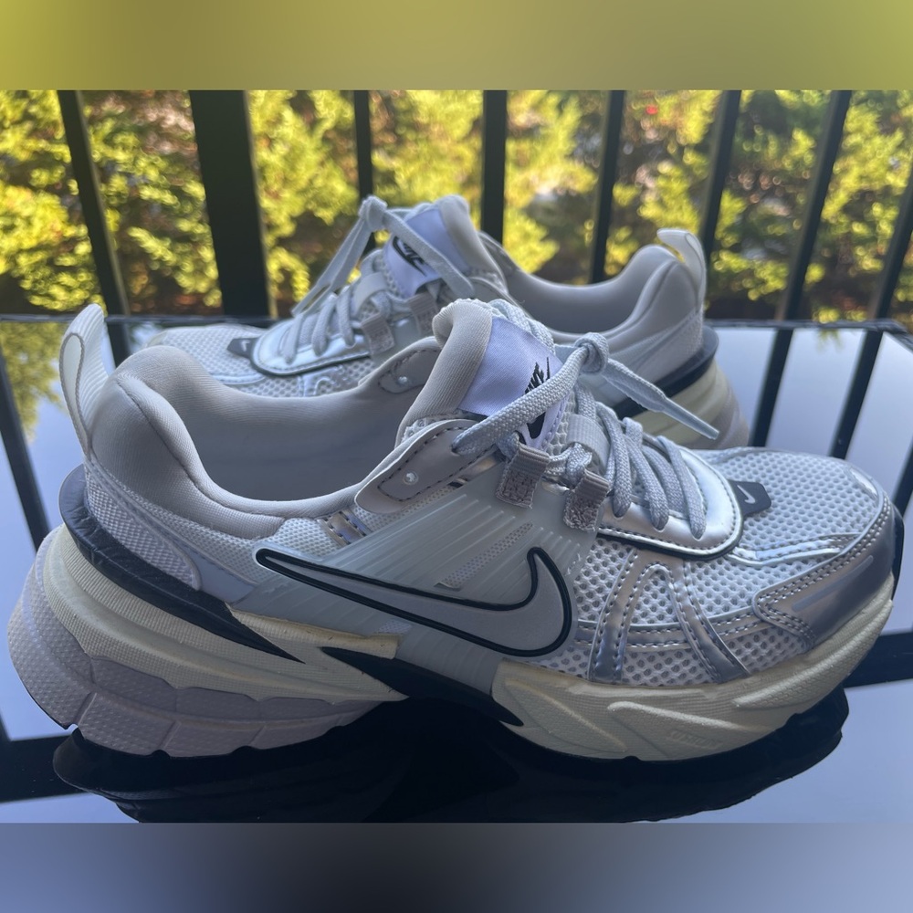 Women’s Nike W V2 K Running Trainer in White and Metallic, Size 6 (Gently worn)